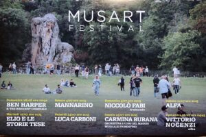 Locandina Musart Edizione 2026 con elenco concerti, sullo sfondo il palco nel prato di Pratolino
