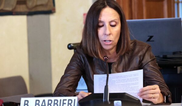 Primo piano consigliera Barbieri durante il consiglio mentre legge l'atto