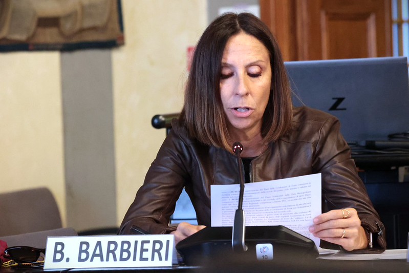 Primo piano consigliera Barbieri durante il consiglio mentre legge l'atto