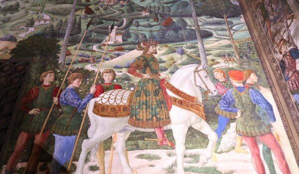 dettaglio dell'affresco della cavalcata dei magi nella cappella omonima