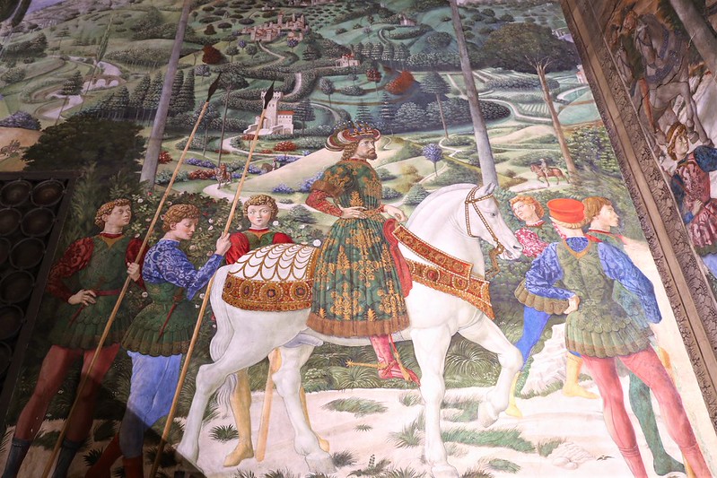 dettaglio dell'affresco della cavalcata dei magi nella cappella omonima