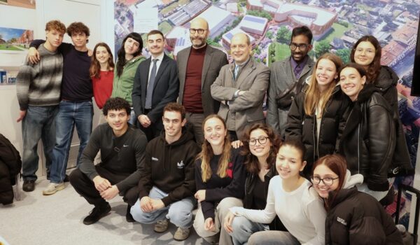 Consigliere Carlo Boni con i ragazzi del viaggio alla memoria