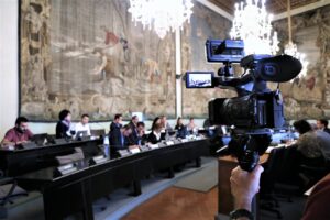 parete con arazzi della sala IV stagioni con i lavori del consiglio