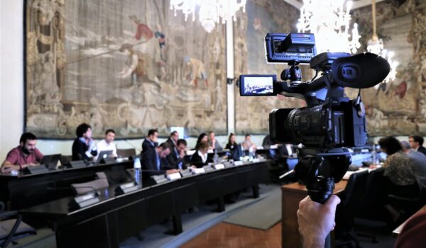 parete con arazzi della sala IV stagioni con i lavori del consiglio