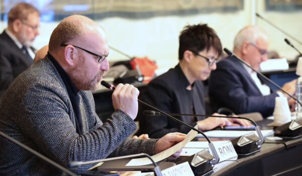 il consigliere metropolitano Davide Baroncelli di profilo durante il consiglio metropolitano