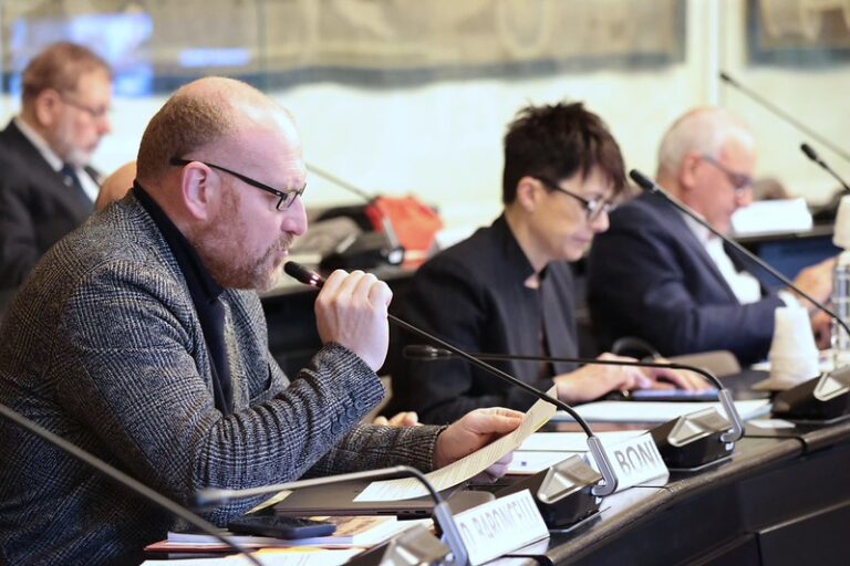 il consigliere metropolitano Davide Baroncelli di profilo durante il consiglio metropolitano