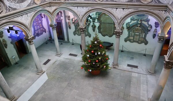 cortile di michelozzo con albero di natale visto dal primo piano