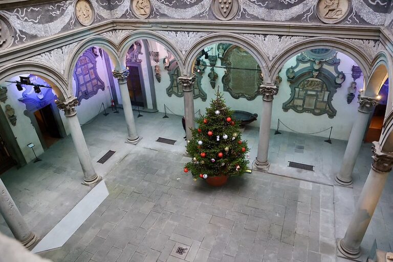 cortile di michelozzo con albero di natale visto dal primo piano