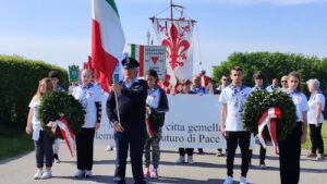 delegazione studenti con bandera italiana e gonfalone CMF
