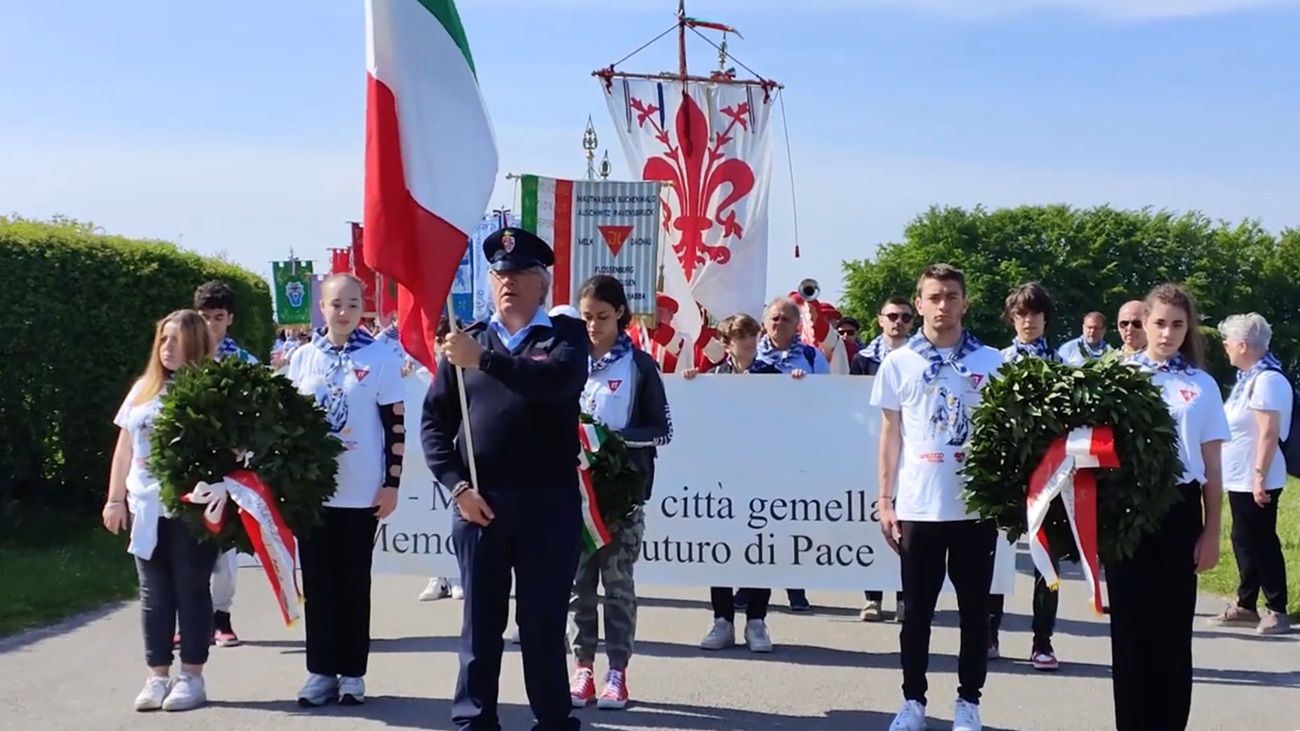 delegazione studenti con bandera italiana e gonfalone CMF