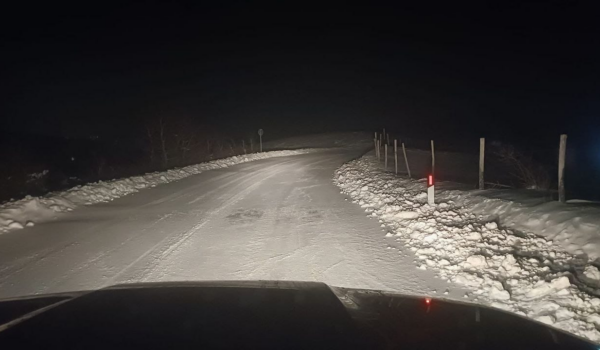 visione notturna dall'interno di un'auto: strada imbiancata