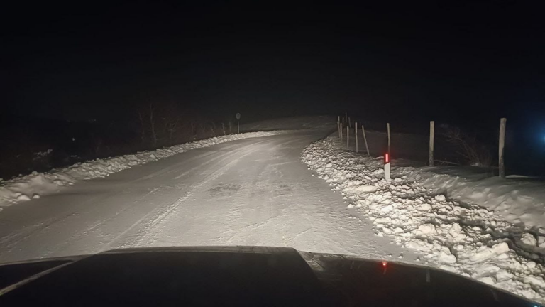 visione notturna dall'interno di un'auto: strada imbiancata