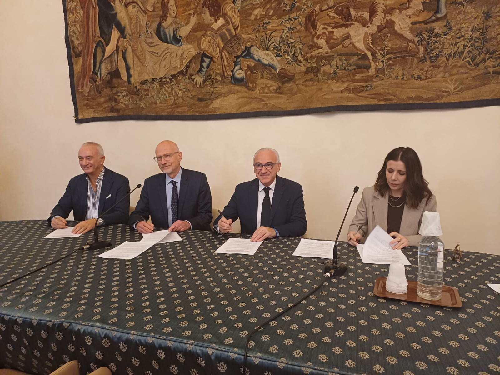 la firma dell'accordo in sala Pistelli da parte dei delegati