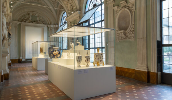 teca con vasi art deco nella limonaia di palazzo medici riccardi