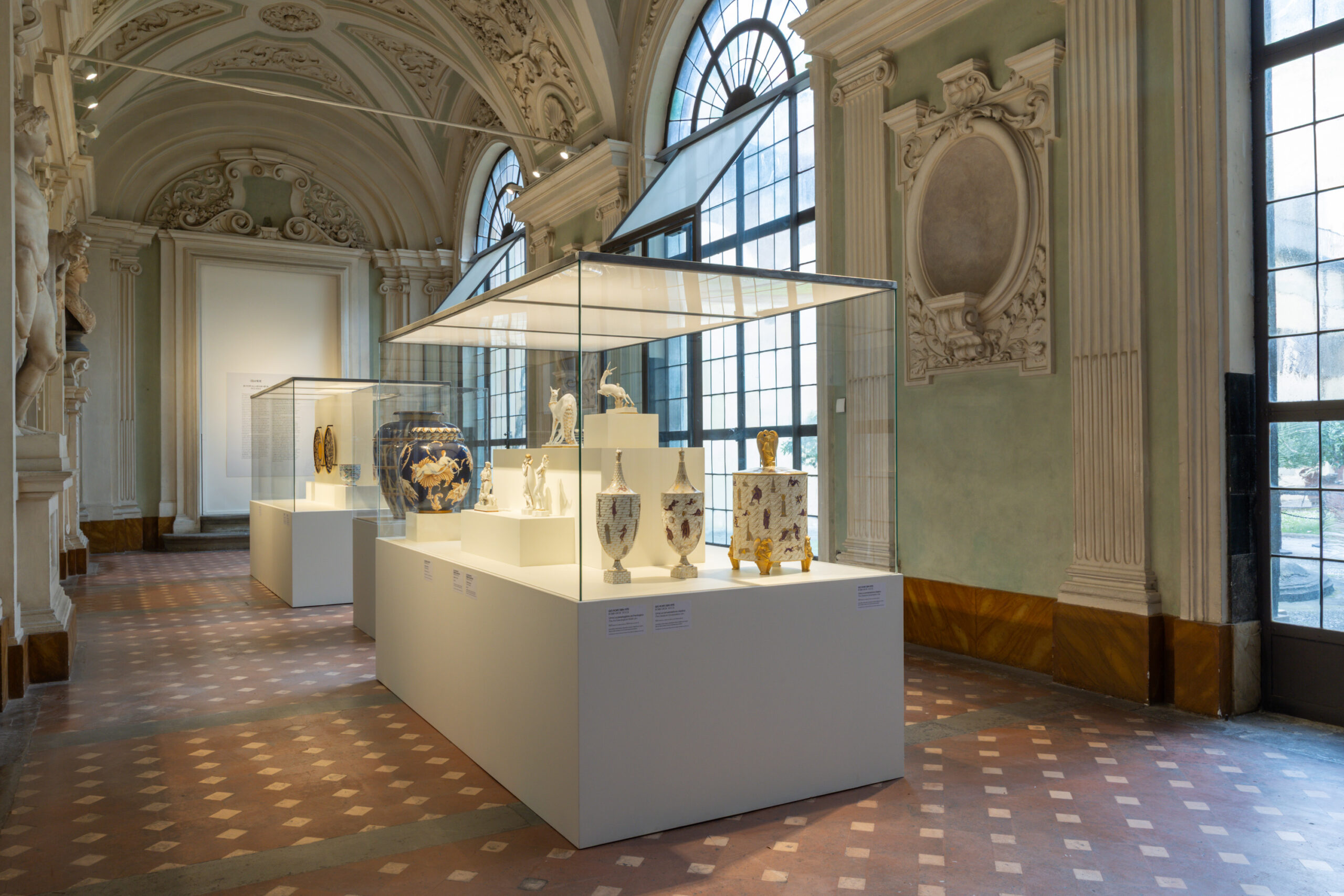 teca con vasi art deco nella limonaia di palazzo medici riccardi