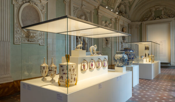 teca con vasi art deco nella limonaia di palazzo medici riccardi