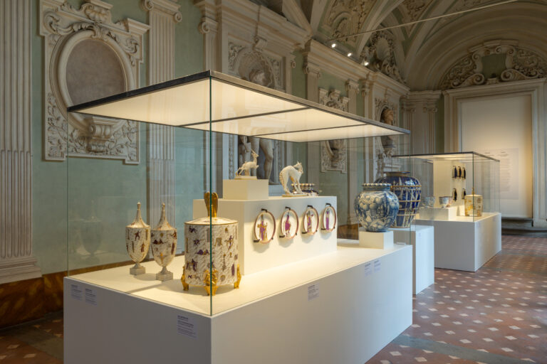 teca con vasi art deco nella limonaia di palazzo medici riccardi