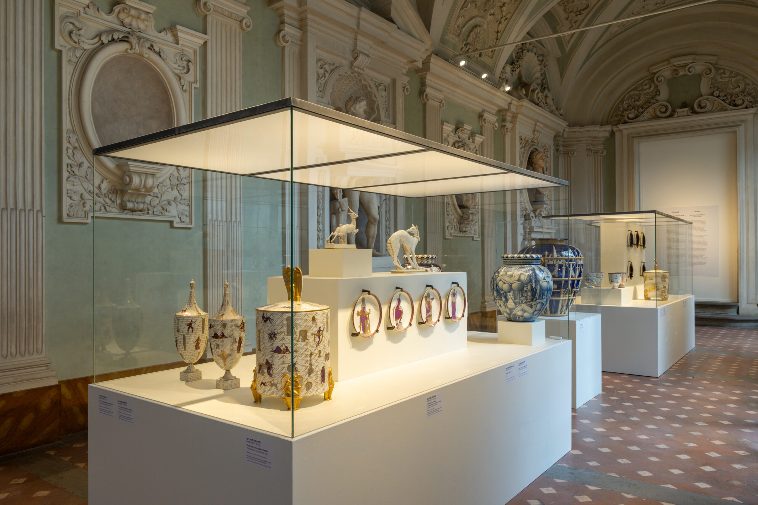 teca con vasi art deco nella limonaia di palazzo medici riccardi
