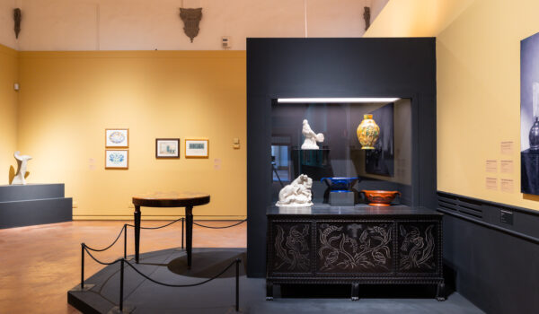 spazio espositivo con ceramiche e quadri alle pareti