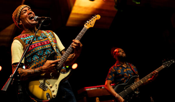 Ben Harper canta e suona la chitarra durante un concerto