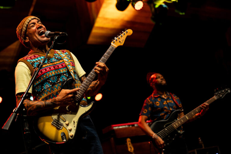 Ben Harper canta e suona la chitarra durante un concerto