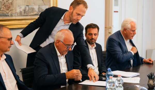 il momento della firma, col consigliere Armentano, il presidente Giani e il sindaco di Campi Tagliaferri