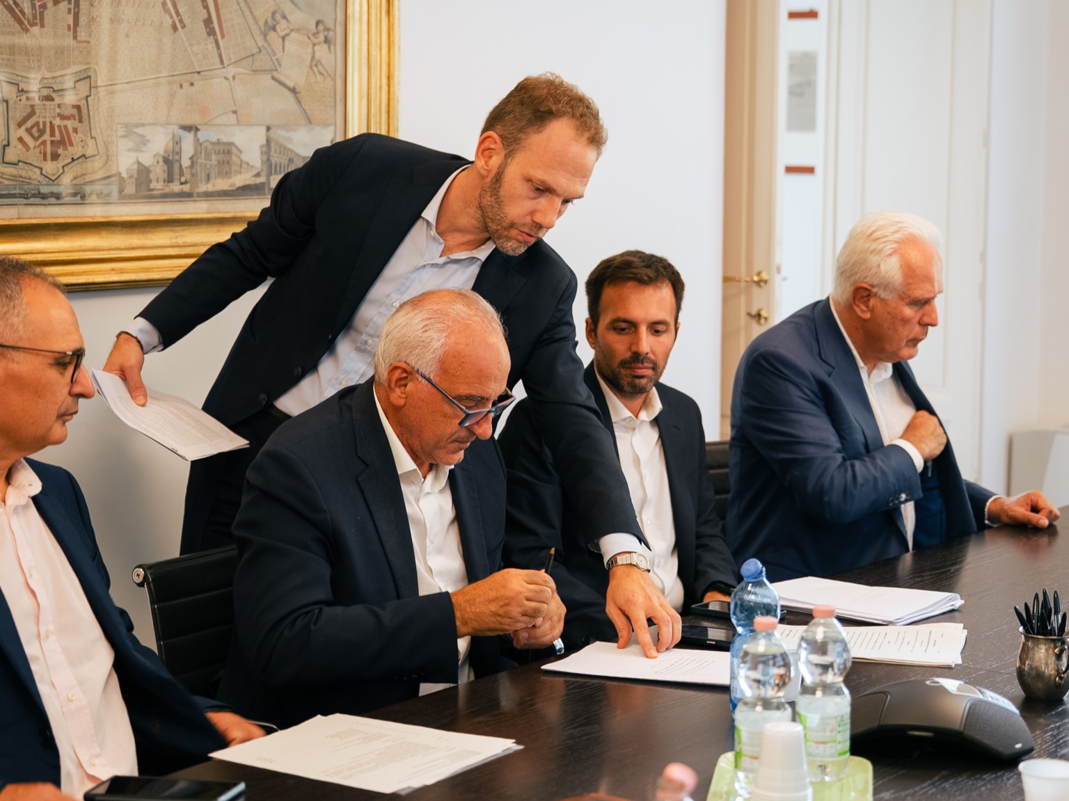il momento della firma, col consigliere Armentano, il presidente Giani e il sindaco di Campi Tagliaferri