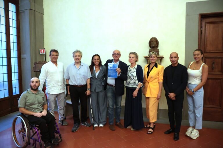 foto di gruppo in sala pistelli al termine della conferenza stampa di presentazione