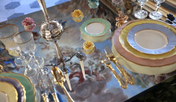 tavolo allestito in sala giordano con piatti, bicchieri, candelabri e decorazioni forniti da Ugo Poggi Firenze