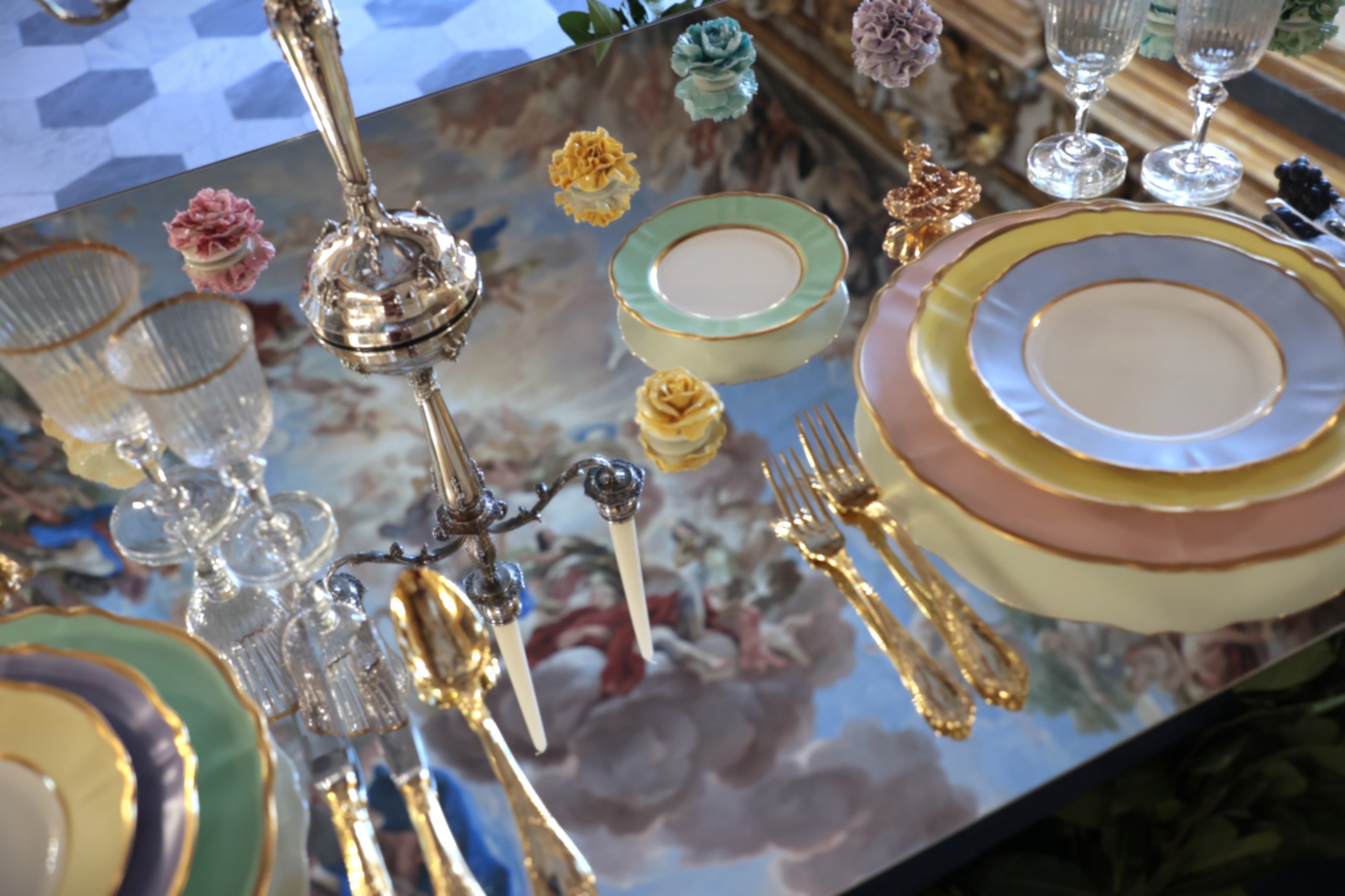 tavolo allestito in sala giordano con piatti, bicchieri, candelabri e decorazioni forniti da Ugo Poggi Firenze