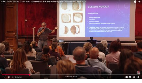 Frame dal video di Florence Tv dove si vede relatore presso grande schermo che illustra corpi celesti