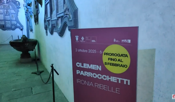 parte di pannello informativo che recita: "Clemen Parrocchetti, Ironia ribelle" prorogata al 8 febbraio