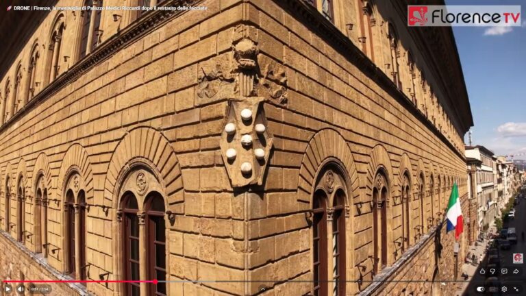 Frame dal video di Florence Tv che inquadra il palazzo con stemma