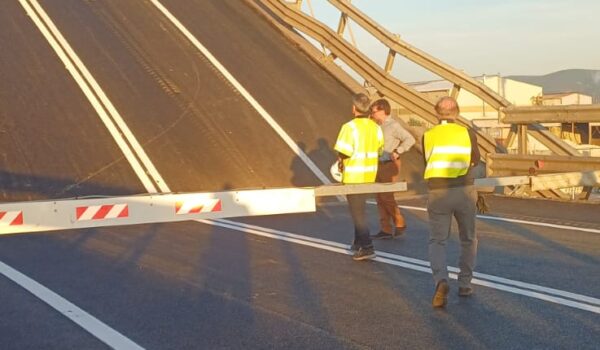Il Ponte Mobile dei Navicelli si solleva