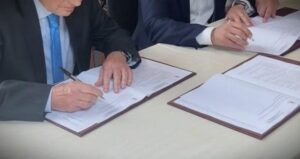 Il momento della firma per l'istituto storico della resistenza