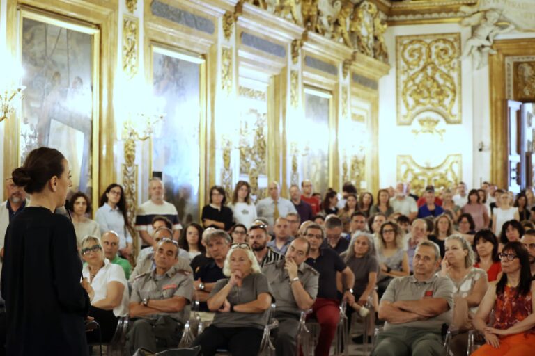 Sara Funaro saluta i dipendenti della Citta Metropolitana di Firenze nel salone Luca Giordano