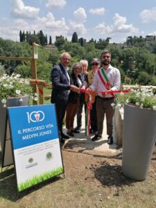 E' stato inaugurato mercoledì 7 giugno 2023, presso la sede sociale di Assi in Viale Michelangelo, il Percorso Vita Melvin Jones, un progetto che è stato reso possibile grazie alla cooperazione della Fondazione Lions Clubs International. Presente per la Città Metropolitana di Firenze il consigliere della Città Metropolitana delegato allo Sport Nicola Armentano, per il Comune di Firenze l'assessore Cosimo Guccione.