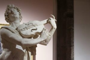statua di Orfeo con violino