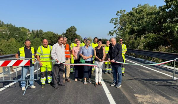 rappresentanti istituzionali e squadra di operatori al taglio del nastro sul ponte La Brocchi
