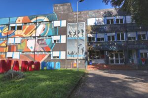 Porzione di esterni dell'istituto Marco Polo, con graffiti colorati