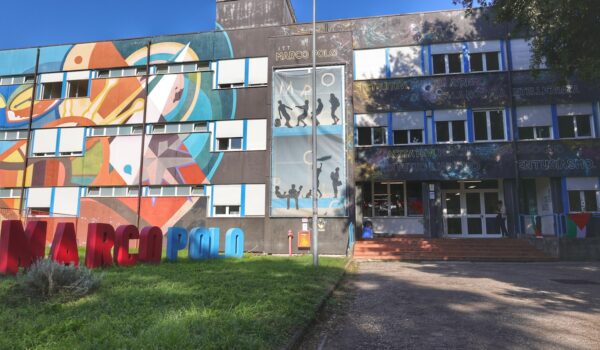 Porzione di esterni dell'istituto Marco Polo, con graffiti colorati