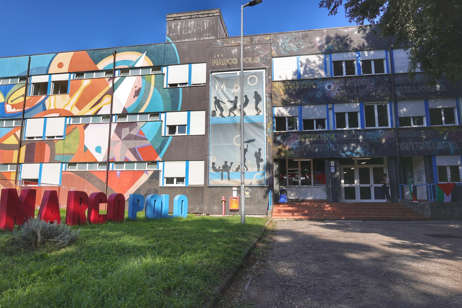 Porzione di esterni dell'istituto Marco Polo, con graffiti colorati