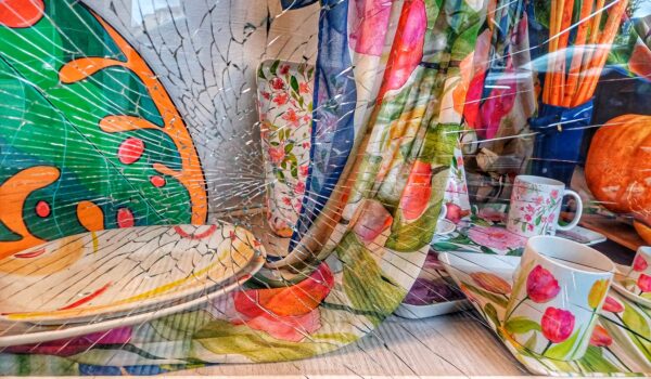 vetrina di negozio infranta