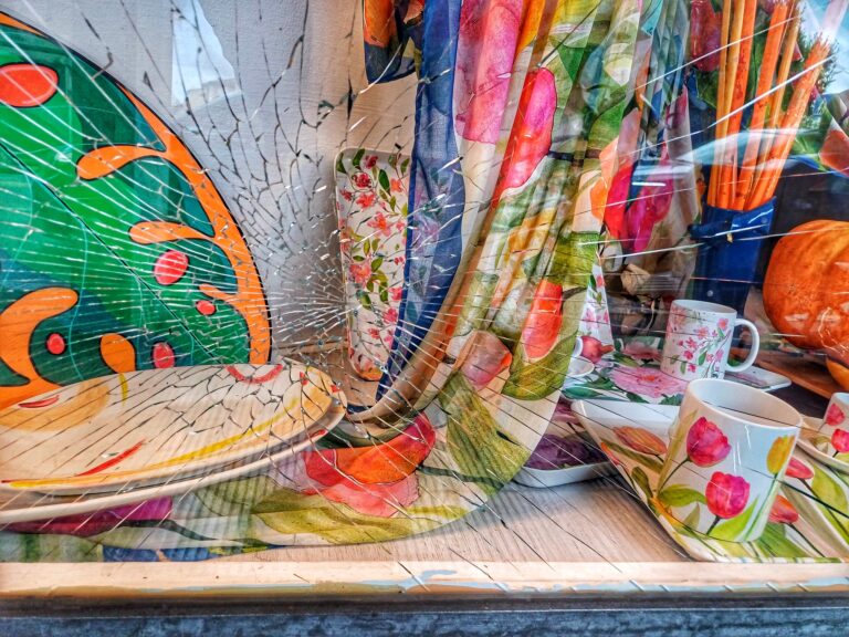 vetrina di negozio infranta