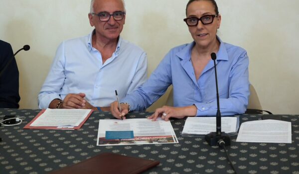 Nicola Armentano e Sara Funaro al momento della firma del protocollo