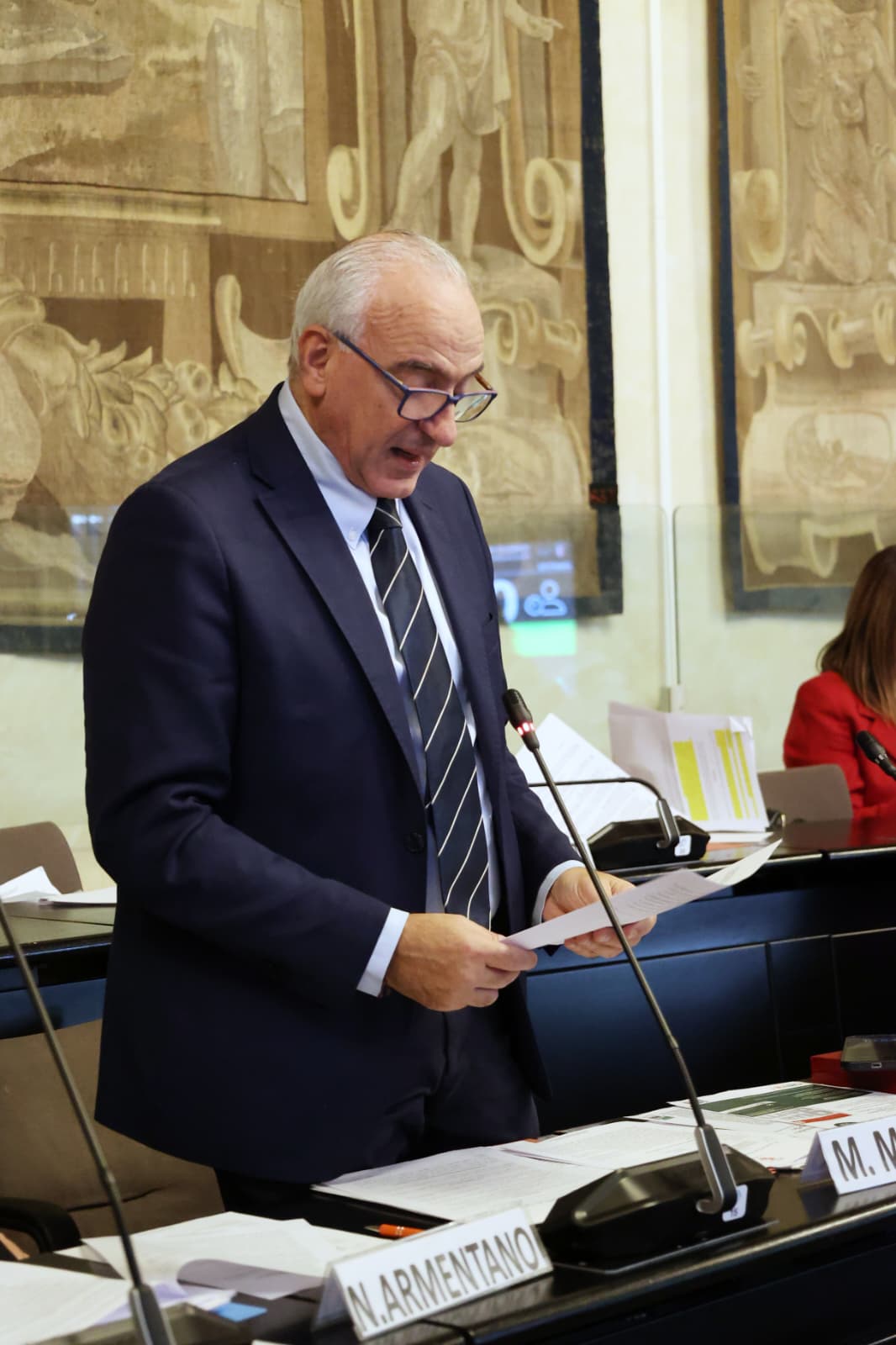 Nicola Armentano in piedi davanti al microfono nella sala del Consiglio