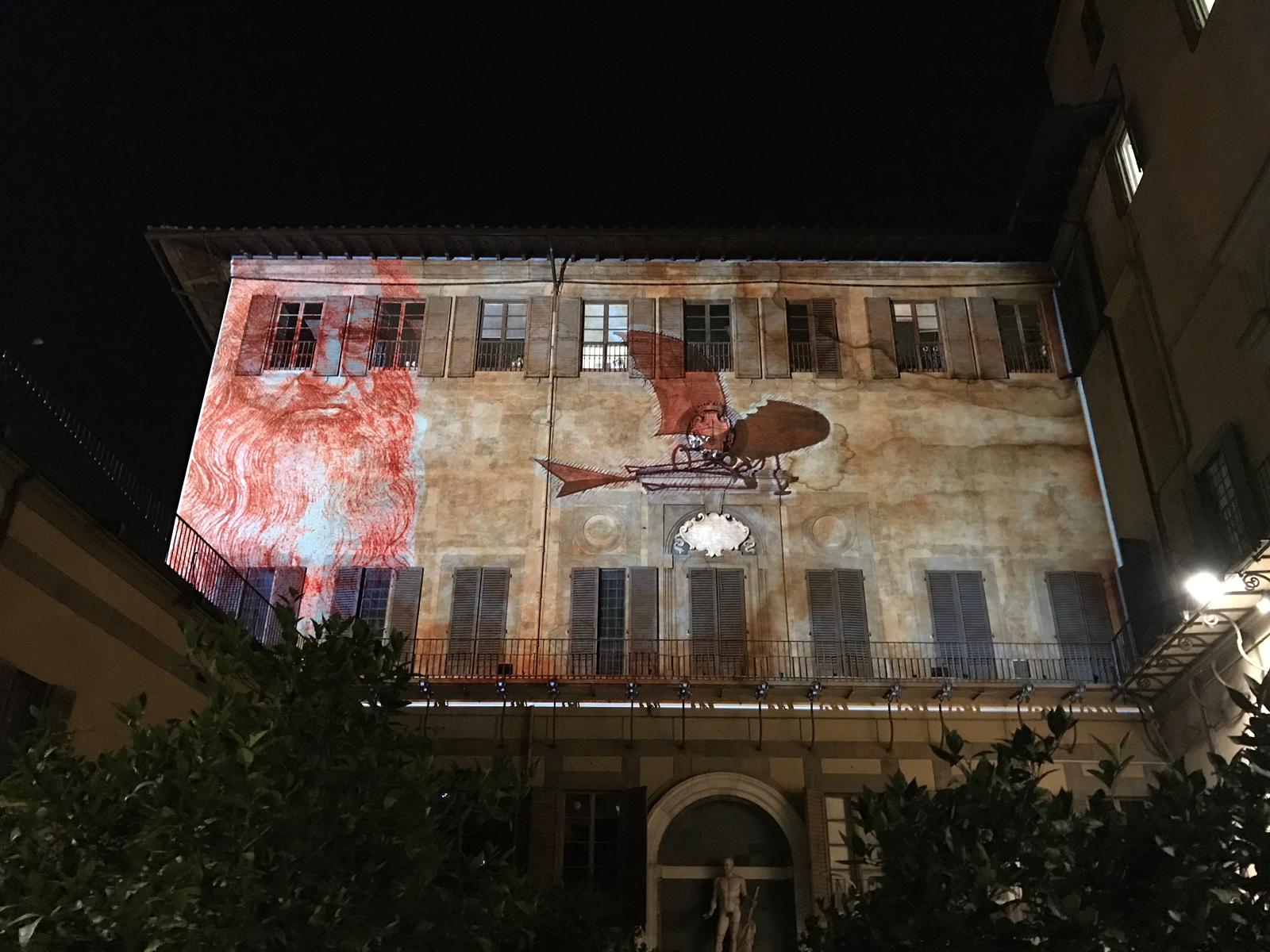 Le luci di F-light nel Giardino di Palazzo Medici Riccardi con proiezioni di immagini di Leonardo da Vinci