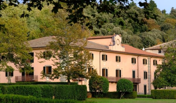 facciata e prato antistante villa demidoff