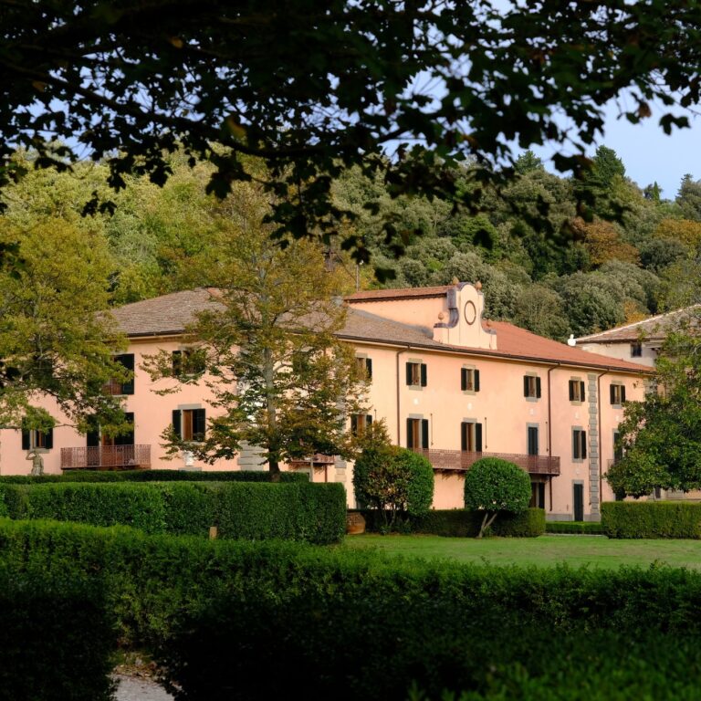 facciata e prato antistante villa demidoff