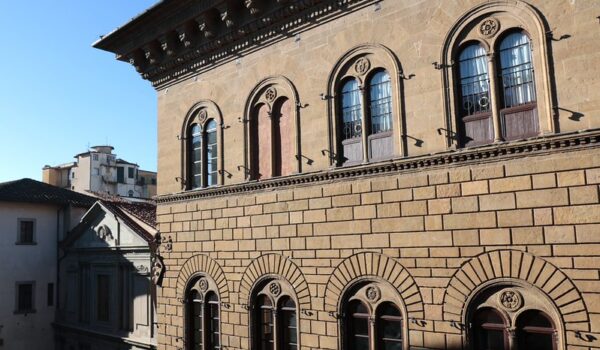 in primo piano la facciata di palazzo medici riccardi, piani superiori